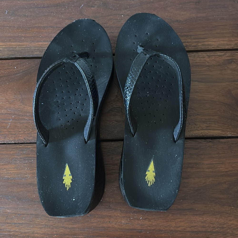 Volatile black platform flip flops - Picture 4 of 6